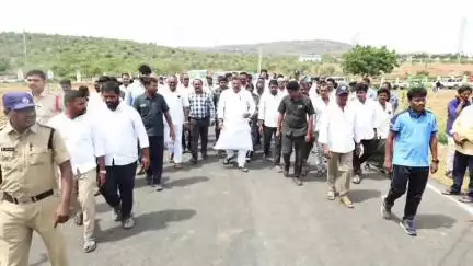 బీసీ రెసిడెన్షియల్ స్కూల్లో విద్యార్థులకు కిట్లు పంపిణీ చేసిన డోన్ ఎమ్మెల్యే కోట్ల జయసూర్య ప్రకాష్ రెడ్డి
