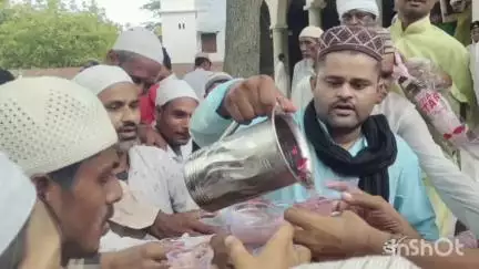 तिलोई: फुरसतगंज में मोहर्रम के पहले दिन जुमे की नमाज के बाद शर्बत का वितरण