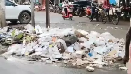 देवघर: कांग्रेस कार्यालय के सामने कूड़े के ढेर से राहगीर परेशान, जन समस्या