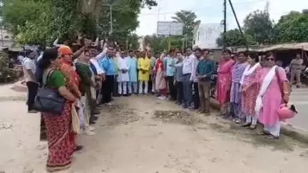 तिकोनिया पार्क में मर्जर के खिलाफ शिक्षक संघ के पदाधिकारियों ने किया प्रदर्शन, जिलाधिकारी के प्रतिनिधि को सौंपा ज्ञापन