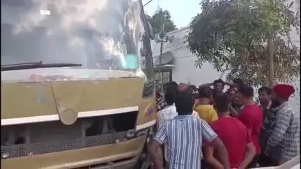 शाहबाद: मौलागंज बस स्टैंड पर अवैध डबल डेकर बस को पकड़कर किया गया सीज