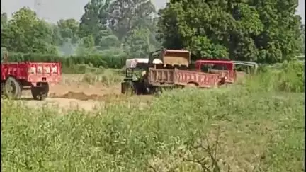 एटा: गंज रोड स्थित गांव ऑनघाट के पास दिनदहाड़े मिट्टी का अवैध खनन करते वीडियो आया सामने, थाना क्षेत्र बाग वाला का मामला