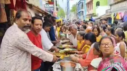 चाईबासा: भाई बलभद्र और बहन सुभद्रा के साथ मौसी बाड़ी पहुंचे भगवान जगन्नाथ, प्रसाद का हुआ वितरण