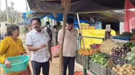 ಹೆಗ್ಗಡದೇವನಕೋಟೆ: ಫುಟ್ಪಾತ್ ಗಿಳಿದು ಬೀದಿಬದಿ ವ್ಯಾಪಾರಿಗಳಿಗೆ ಆಹಾರ ಸುರಕ್ಷತೆಯ ಬಗ್ಗೆ ಅರಿವು ಮೂಡಿಸಿದ: ಎಚ್ ಡಿ ಕೋಟೆ ಆಹಾರ ಸುರಕ್ಷತಾಧಿಕಾರಿ ಡಾ. ರವಿಕುಮಾರ್