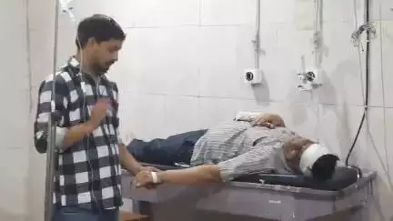 मुरैना नगर: महावीर पुरा में मंदिर जाते समय आवारा सांड ने वृद्ध को पटका, घायल अवस्था में ज़िला अस्पताल में भर्ती