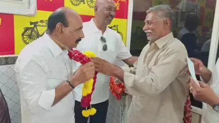 సీఎం రిలీఫ్ ఫండ్ చెక్కును పంపిణీ చేసిన మంత్రి ఫరూక్