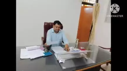 फूलपुर: तहसील में नवागत SDM अशोक कुमार और तहसीलदार अंजू यादव ने संभाला अपना कार्यभार