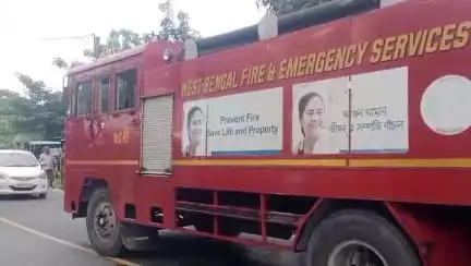 কালিয়াগঞ্জ: কালিয়াগঞ্জে তিলগা চেকপোস্ট সংলগ্ন এলাকায় সরকারি বাসের চাকায় আগুন