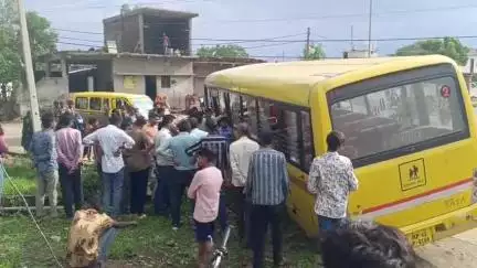 कालापीपल: कालापीपल में बड़ा हादसा टला, स्कूल बस नाली में उतरी, सभी बच्चे सुरक्षित