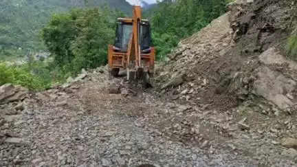 चम्पावत: बारिश के चलते बंद हुई सड़कें खोली गईं, कार्यदाई संस्था ने आवागमन बहाल किया