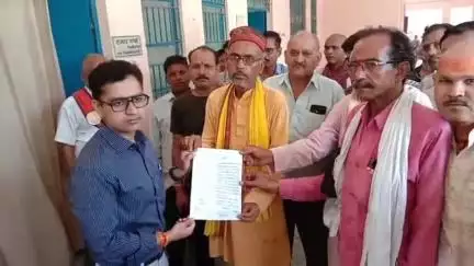 बबेरू: बबेरू कस्बे के हमिरिया तालाब के निवासियों ने सड़क बनवाए जाने की मांग को लेकर एसडीएम को सौंपा ज्ञापन #jansamasya