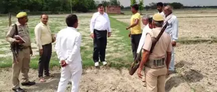 घोसी: बेलभद्रपुर गांव में एसडीएम न्यायिक ने भूमि विवाद से जुड़े मामले का भौतिक निरीक्षण किया, जल्द निस्तारण का दिया आश्वासन