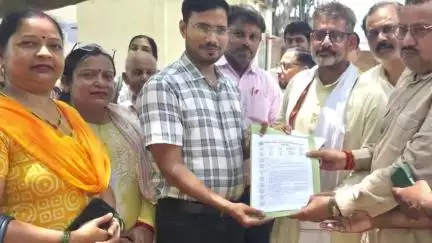 जसवंतनगर: जसवंतनगर के बीआरसी में स्कूल मर्जर का शिक्षक-शिक्षामित्रों ने किया विरोध, खंड शिक्षा अधिकारी गिरीश को सौंपा ज्ञापन
