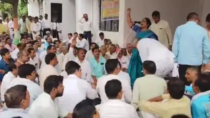 आज़मगढ़: शिक्षकों का गुस्सा फूटा, बेसिक स्कूलों की मार्जिंग के खिलाफ जिला बेसिक कार्यालय पर किया प्रदर्शन, सौपा ज्ञापन