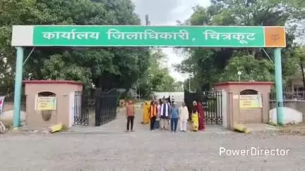 राजापुर: राजापुर तहसील के ओरा गांव मे रोड न बनी होने पर ग्रामीण परेशान ,दो दर्जन से ज्यादा ग्रामीण पहुंचे DM कार्यालय #jansamasya
