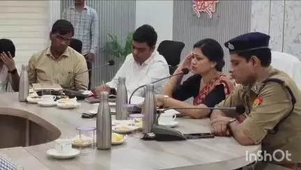 बचत भवन सभागार में डीएम और एसपी की अध्यक्षता में त्योहारों को लेकर पीस कमेटी की बैठक हुई