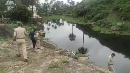 आबू रोड: माउंट आबू के बरसाती नाले में एक युवक का शव मिला, शव मिलने से फैली सनसनी, सफाई के दौरान कर्मचारियों को दिखा शव