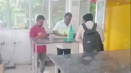 అద్దంకిలో అన్న క్యాంటీన్‌ను తనిఖీ చేసిన మున్సిపల్ కమిషనర్ రవీంద్ర, పరిసరాలను శుభ్రంగా ఉంచాలని సిబ్బందికి సూచన