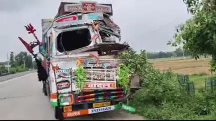 कोईलवर: कोईलवर छपरा फोरलेन पर जमालपुर दौलतपुर के बीच खड़े ट्रक में बालू लदे ट्रक ने मारी टक्कर, खलासी की मौत
