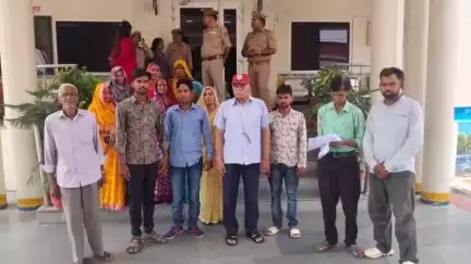 आज दिनाँक 27.06.2025 कों झाँसी के बडा गाँव गेट बाहर, सनराईज पब्लिक स्कूल के सामने के निवासियों नें जिलाधिकारी महोदय जी को दिया ज्ञापन।

 आईए जानते हैं क्या है समस्या