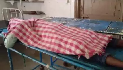 बांसवाड़ा: सदर थाना क्षेत्र के तलवाड़ा कस्बे में ट्रॉले में संदिग्ध हालत में चालक की मौत, पुलिस ने शव को मोर्चरी में रखा