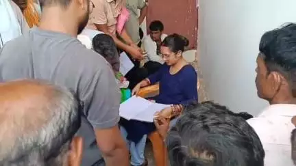 जतारा: दिगौड़ा में ग्राम सेवक पर किसानों ने लगाए परिचितों को बीज देने के आरोप, कहा- हो रही परेशानी
