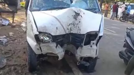 फरेंदा: कोल्हुई थाना क्षेत्र अंतर्गत खरहरवां चौराहे के पास अनियंत्रित कार पेड़ से टकराई, बड़ा हादसा टल गया