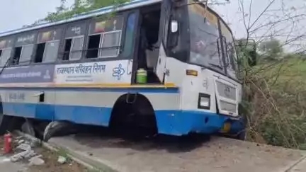 नसीराबाद: नसीराबाद हाईवे के सरगांव पुलिया पर बड़ा हादसा, कल यात्रियों से भरी बस नाले से टकराई