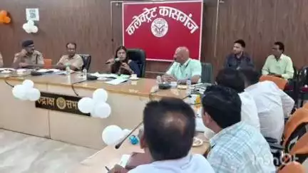कासगंज: डीएम की अध्यक्षता में सड़क सुरक्षा समिति की बैठक आयोजित, दिशा निर्देश जारी किए गए