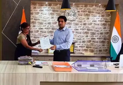 किरनापुर: उत्कृष्ट कार्य के लिए कलेक्टर ने सुनंदा कुमरे को नगर मुख्यालय में दिया प्रशस्ति पत्र