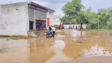 पलारी: बीती रात पलारी में भारी बारिश से शराब दुकान के सामने भरा पानी, ग्राहक हो रहे परेशान, कांच से पैर कटने का भी डर