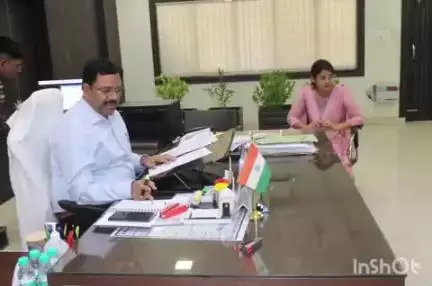 औरैया: विद्यालय मर्ज की कार्यवाही में रुचि न लेने पर डीएम ने सख्त निर्देश दिए, कहा- तेजी से करें कार्यवाही, प्रधान व अभिभावक