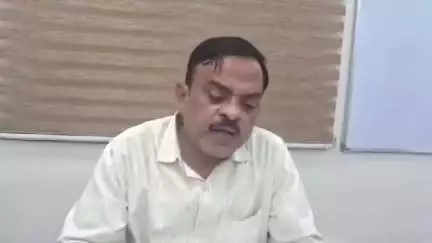 కాకినాడలో అనార్హుల ఇళ్ల పట్టాల జాబితా. ఆర్డీవో మళ్లీ బాబు