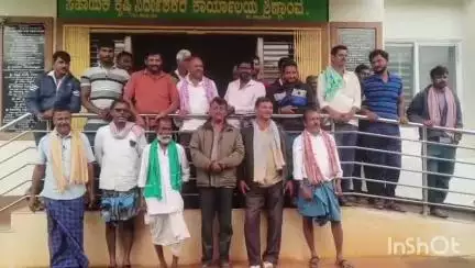 ಶಿಗ್ಗಾಂವ: ರೈತರಿಗೆ ಸಮರ್ಪಕವಾಗಿ ಯೂರಿಯಾ ಗೊಬ್ಬರ ಪೂರೈಕೆ ಮಾಡುವಂತೆ ಆಗ್ರಹಿಸಿ ಪಟ್ಟಣದಲ್ಲಿ ರೈತರಿಂದ ಪ್ರತಿಭಟನೆ