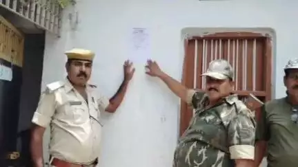 परसौनी: परसौनी पुलिस ने हत्या, लूट व बलात्कार कांड के फरार अभियुक्तों के घर पर इश्तेहार चिपकाया