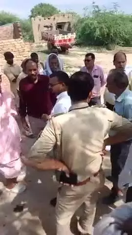 ग्राम  कथरी  मुन्नालाल कथरी गांव में फोर्स लेकर आई और जोबरियन मेरी जमीन से नाली निकालने का काम यहां करने को बोल गए