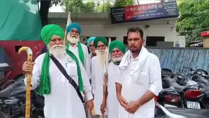ਅੰਮ੍ਰਿਤਸਰ 2: ਵਿਦੇਸ਼ ਭੇਜਣ ਦੇ ਨਾਂ 'ਤੇ ਲੱਖਾਂ ਦੀ ਠੱਗੀ, ਏਜੰਟ ਦਫਤਰ ਛੱਡ ਭੱਜੇ, ਪੀੜਤਾਂ ਨੇ ਕਰਮਚਾਰੀਆਂ ਨੂੰ ਫੜ ਕੇ ਰਣਜੀਤ ਅਵਨਿਉ ਪੁਲਿਸ ਹਵਾਲੇ ਕੀਤਾ