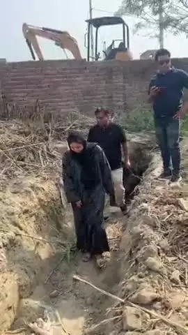 नालो कि सफाई का जायज़ा लेती हुई समाज सेवी मामून शाह खान कि पत्नी नगर पालिका अध्यक्ष सना मामून