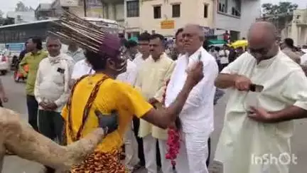 મોડાસા: ચાર રસ્તા પોલિસ ચોકી ખાતે રથયાત્રા માં પહોંચ્યા કોંગ્રેસ અગ્રણીઓ