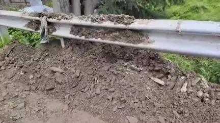 लोहाघाट के बाराकोट टैक्सी स्टैंड में मिट्टी डालने से वाहन चालकों में नाराजगी प्रशासन से कार्यवाही की मांग।