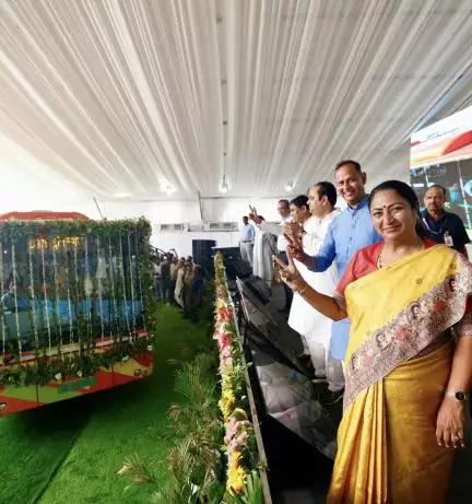 दिल्ली की मुख्यमंत्री रेखा गुप्ता ने 100 इलेक्ट्रिक बसों को दिखाई हरी झंडी