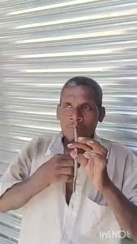 नजीबाबाद: नजीबाबाद निवासी जूता पॉलिश करने वाले व्यक्ति की गले से म्यूजिक निकालकर गाना गाने की वीडियो हुई वायरल