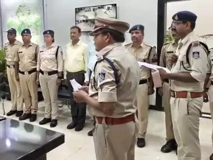 टीकमगढ़: पुलिस अधीक्षक कार्यालय में SP ने पुलिस कर्मचारियों की समस्याओं की सुनवाई कर त्वरित निराकरण किया