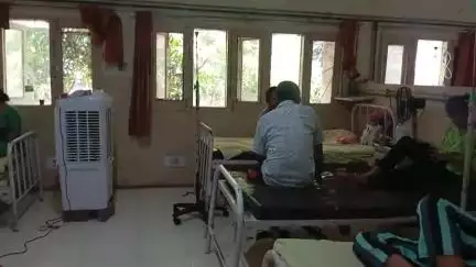 सोनीपत: भीषण गर्मी में सोनीपत के नागरिक अस्पताल में मरीजों को खुद करने पड़ रहे कूलर-पंखे की व्यवस्था
