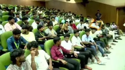 மயிலாப்பூர்: கலைவாணர் அரங்கத்தில் நடந்த முதல்வர் நிகழ்ச்சியில் விஜய் புகைப்படத்தை காட்டிய மாணவர்களால் பரபரப்பு