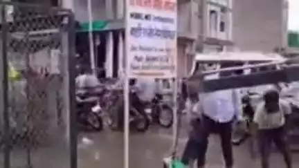 हिण्डौन: मोहन नगर स्थित जिला अस्पताल के सामने खुले चैंबर में गिरा बाइक सवार, बड़ा हादसा होने से टला