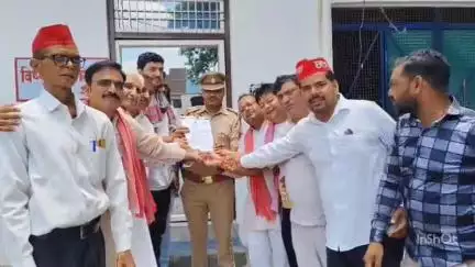 छिबरामऊ: कोतवाली पहुंचे SP पार्टी के कार्यकर्ताओं ने राष्ट्रीय अध्यक्ष पर की गई अभद्र टिप्पणी को लेकर SHO को सौंपा ज्ञापन