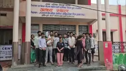 सतना: धवारी के आश्रय स्थल में छात्रों का हंगामा, मैनेजर पर अवैध वसूली का आरोप