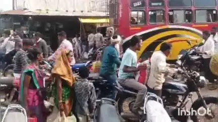 खकनार: कलेक्टर के आदेशों को ताक पर रखकर नावरा हाट में फिर सजा हाईवे किनारे बाजार, घंटों लगा रहा ट्रैफिक जाम
