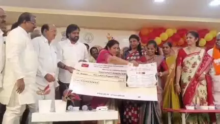 రాజమండ్రి సిటీ: దేశంలోనే మొట్టమొదటిసారిగా మిషన్ వాత్సల్య పీఎం కేర్ పథకం చెక్కు పంపిణీ :  జిల్లా కలెక్టర్ ప్రశాంతి